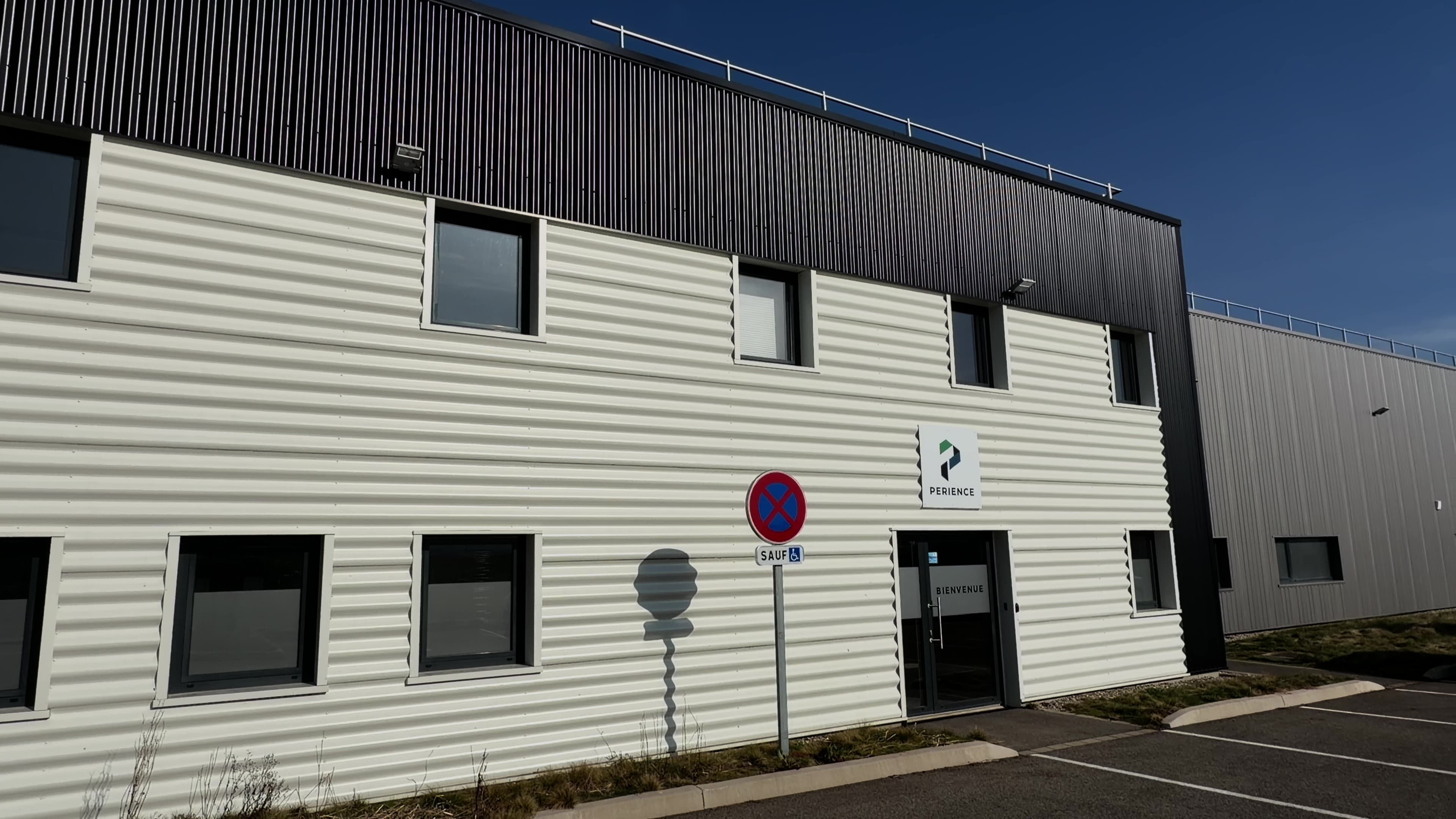 Bâtiment PERIENCE — 1 500 m², Delle (90)